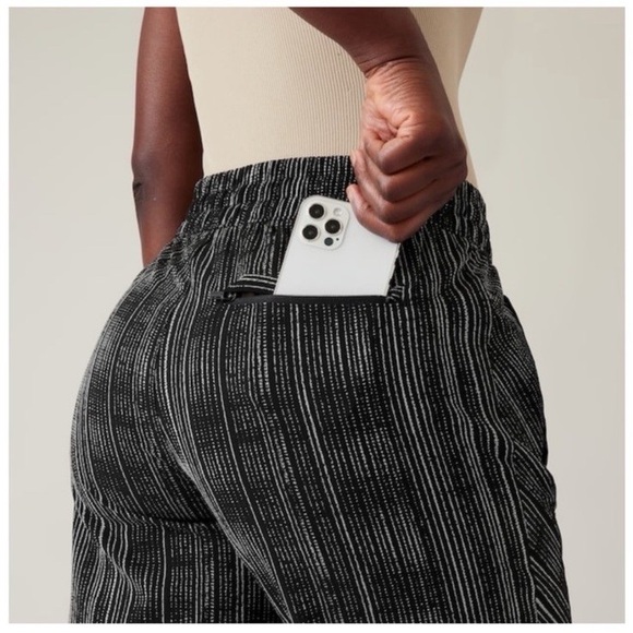 ATHLETA Arrival Pants size 6 Relaxed Versatile *360-Stretch - Picture 2 of 12